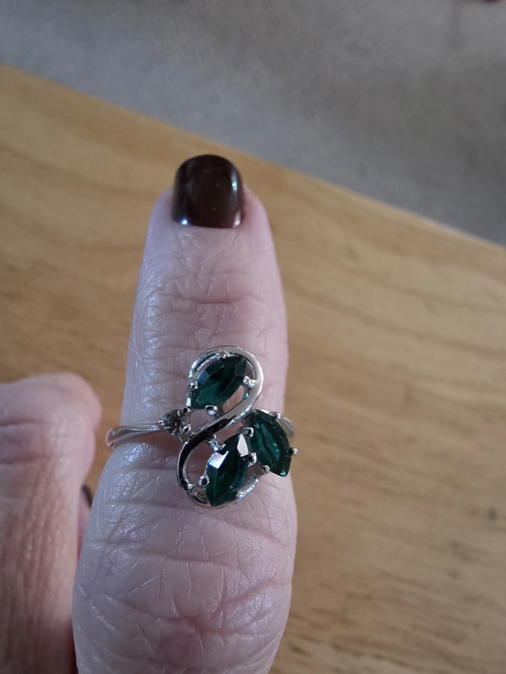White Gold 18k Emerald Green Gemstone Leaf Ring